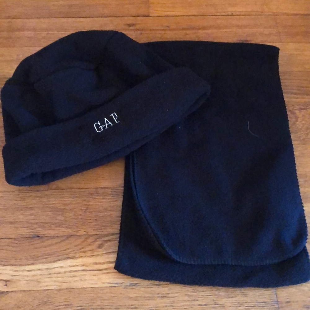 Gap Black hat and scarf set